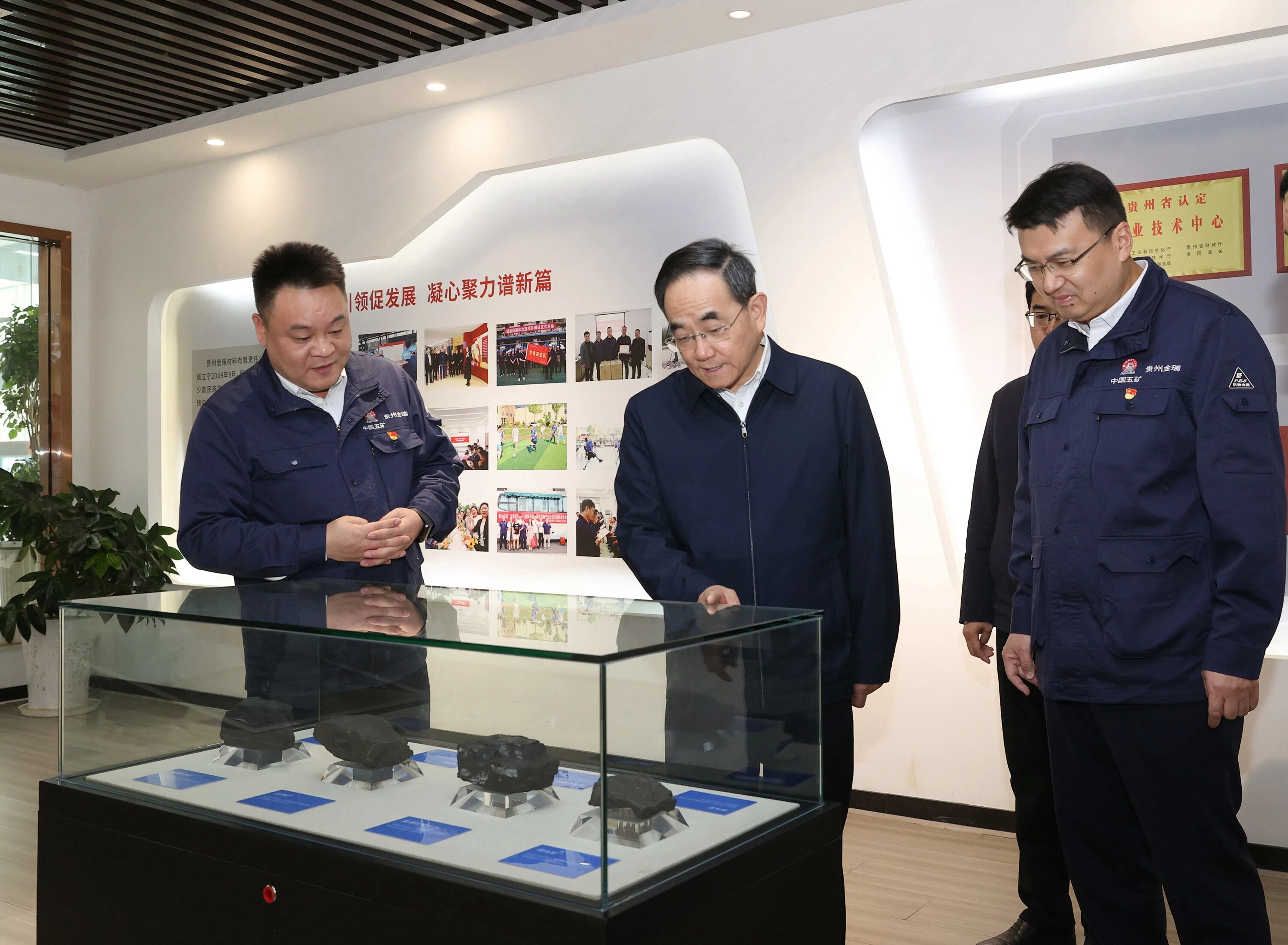 贵州省委书记徐麟到长沙矿冶院所属贵州金瑞调研