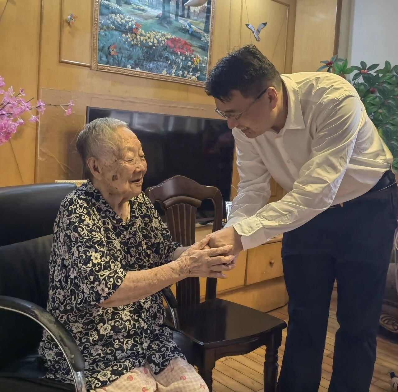 长沙矿冶院党委开展“七一”走访慰问